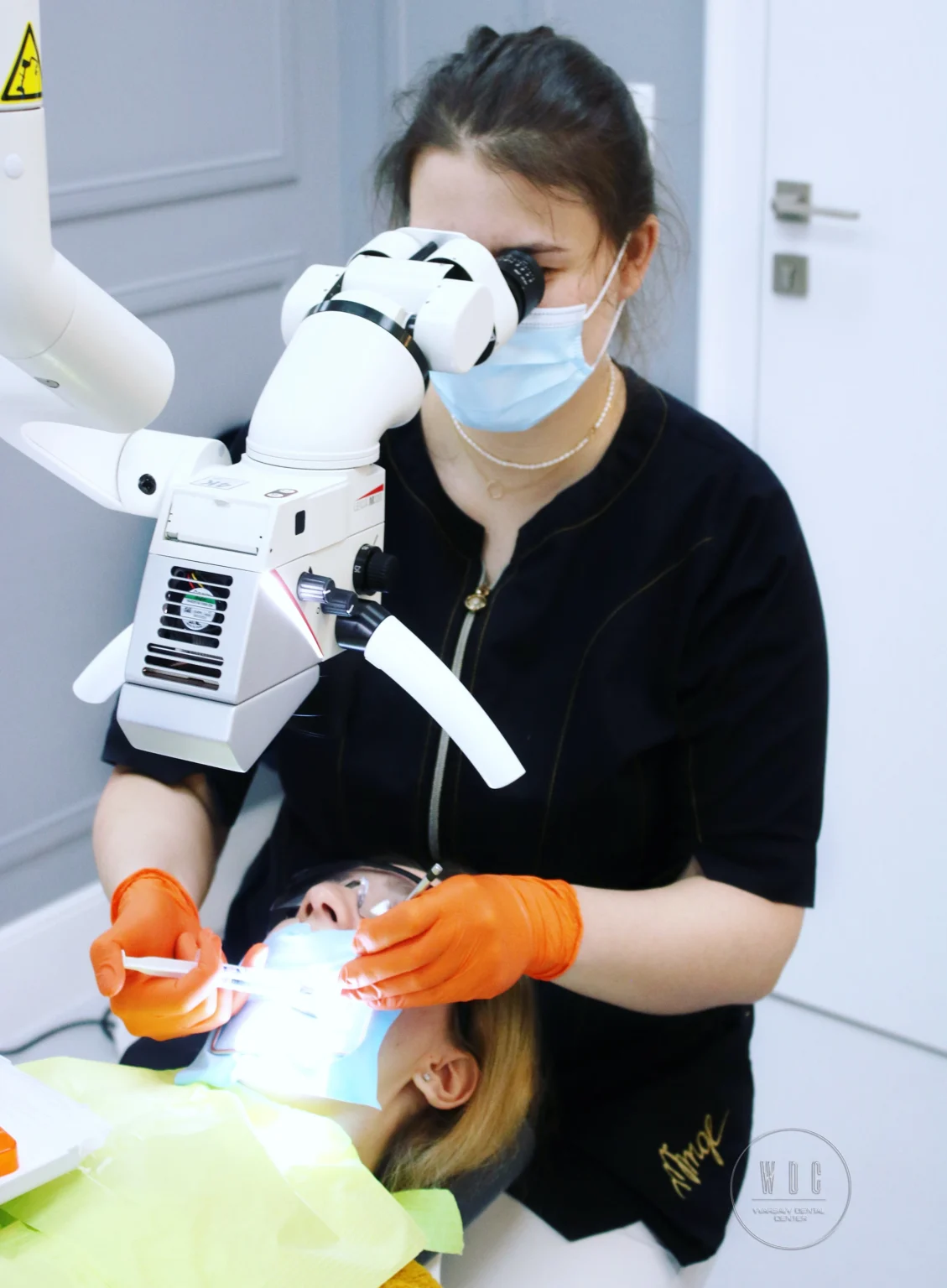 Doktor Olga Rybińska przeprowadza u pacjenta leczenie stomatologiczne