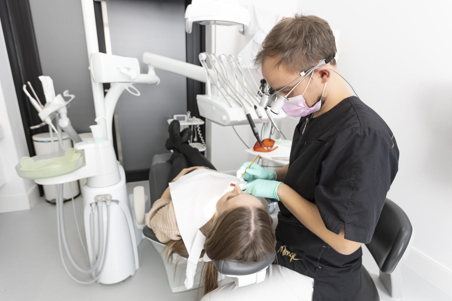 dentysta leczy pacjenta