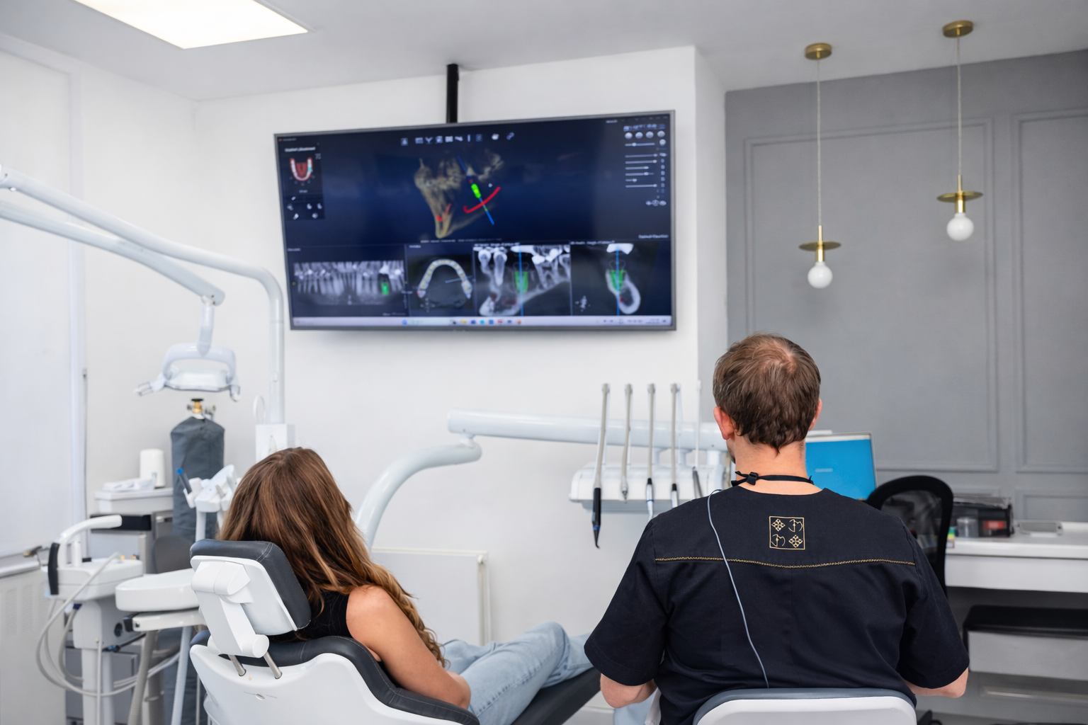 Dr n. med. Bartosz Leończak podczas konsultacji, wykorzystujący zaawansowaną diagnostykę obrazową CBCT w celu stworzenia przewidywalnego, długofalowego planu leczenia.