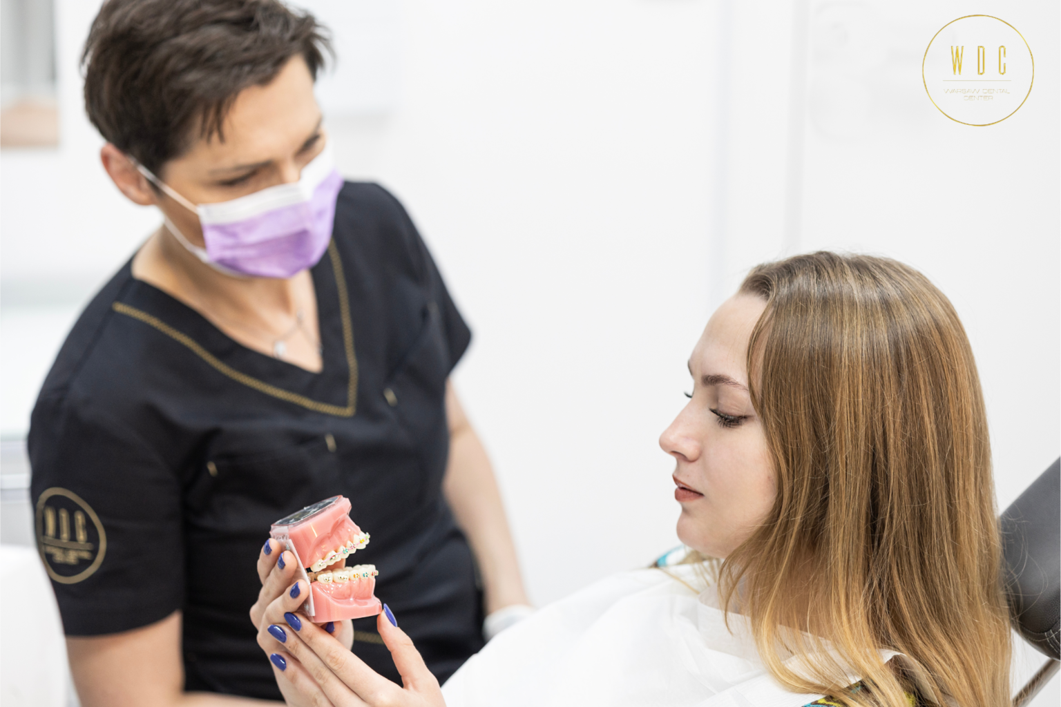 Jedna z naszych dyplomowanych higienistek Wioletta Zawierucha udziela instruktażu higieny pacjentce, która właśnie dostała nowy aparat ortodontyczny.