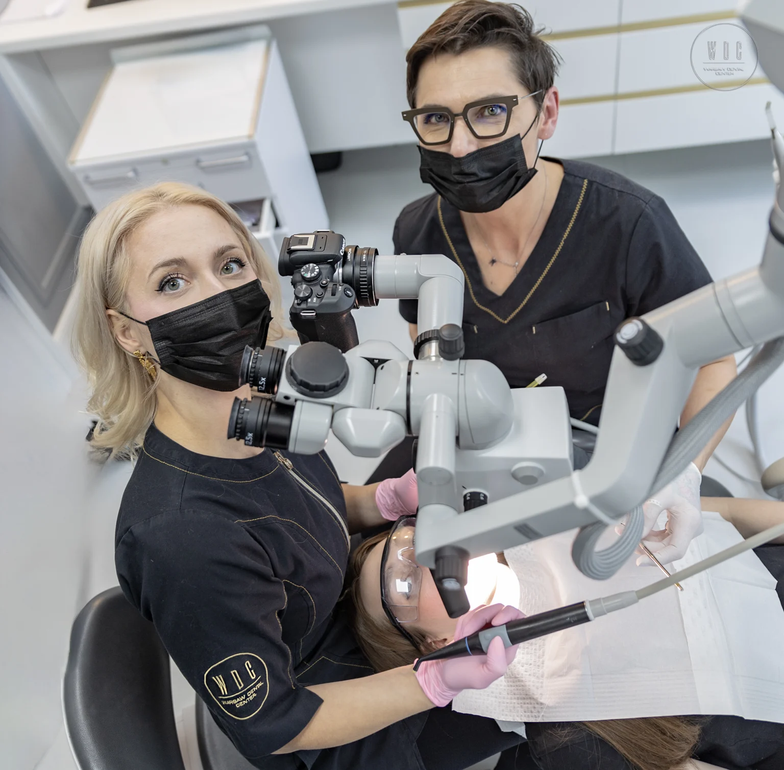 Lekarz dentysta Urszula Leończak podczas jednowizytowego leczenia kanałowego z użyciem mikroskopu.