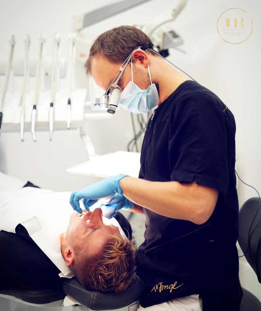 Jeden z naszych pacjentów podczas badania jamy ustnej, które przeprowadza lekarz dent. Bartosz Leończak.