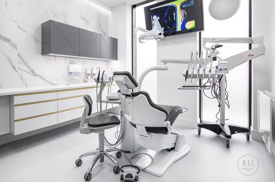 Wnętrza Warsaw Dental Center zostały zaprojektowane tak aby stworzyć nastrój spokoju i komfortu. Sprawdź sam jak przyjemnie można się czuć u dentysty.