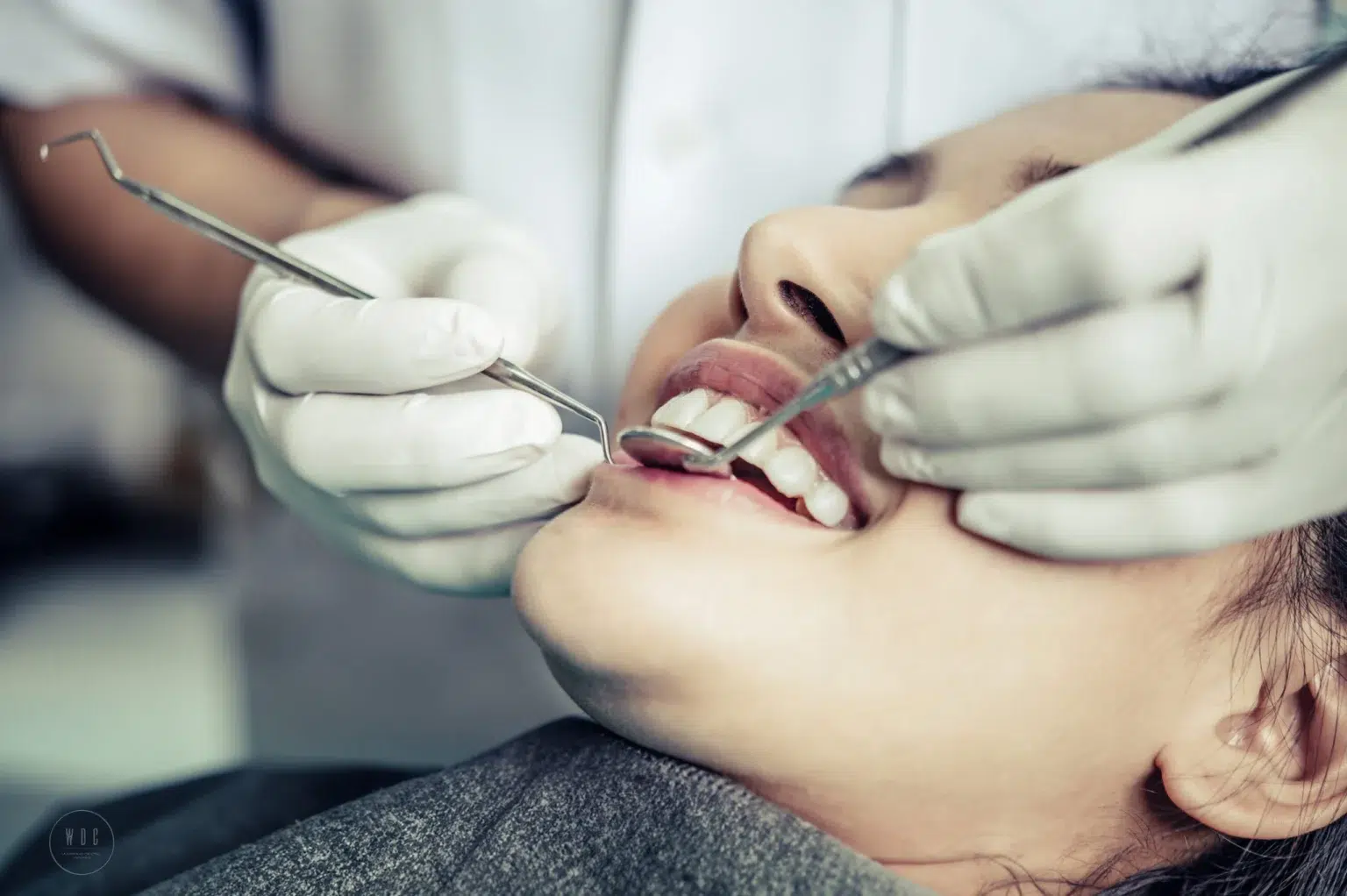 Dentysta leczy zęby pacjenta.