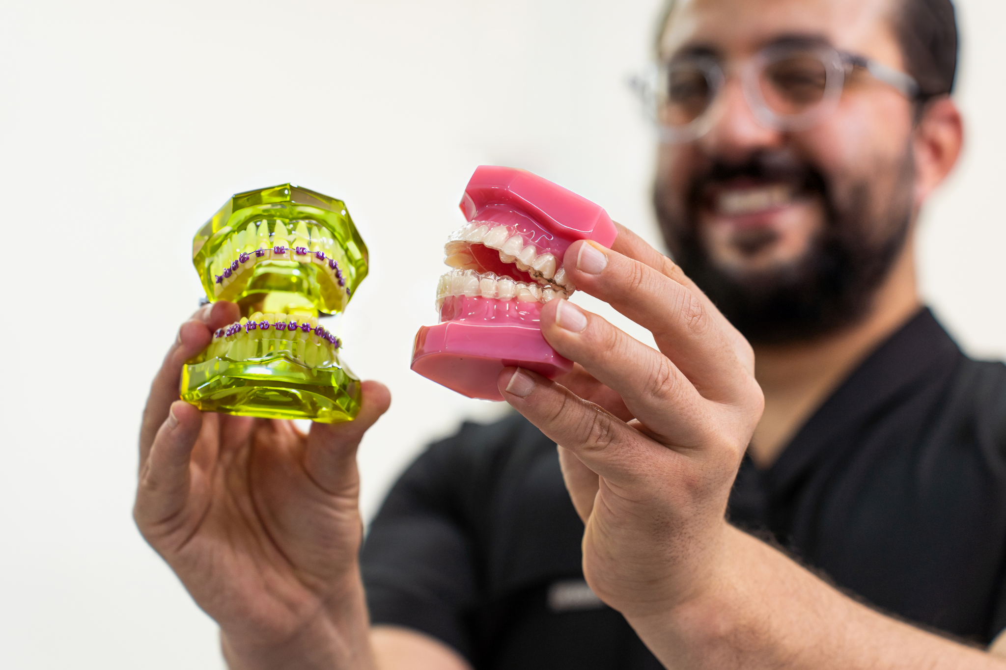 dentysta ma dwie szczęki w rękach