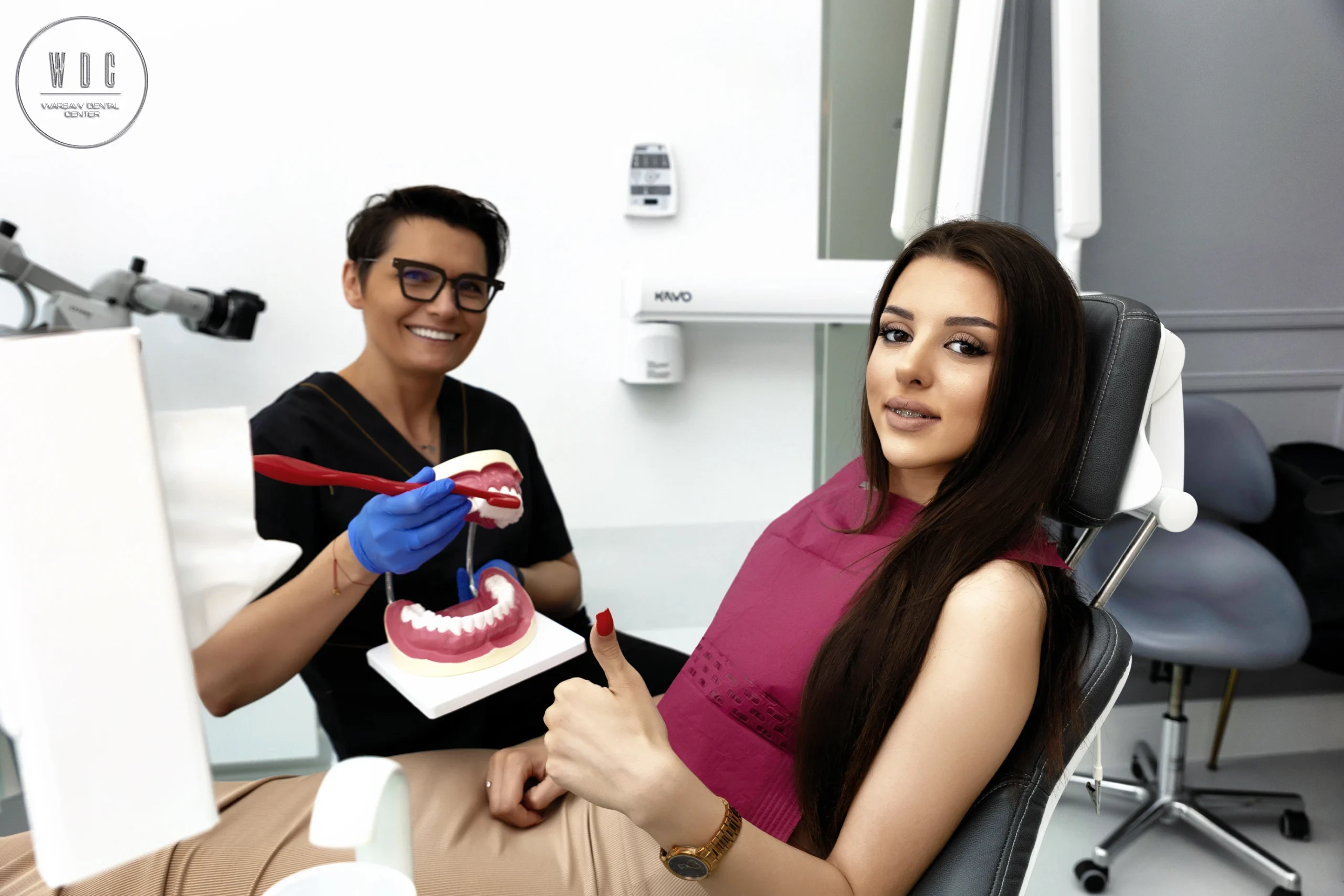 Higienistka stomatologiczna konsultuje pacjenta