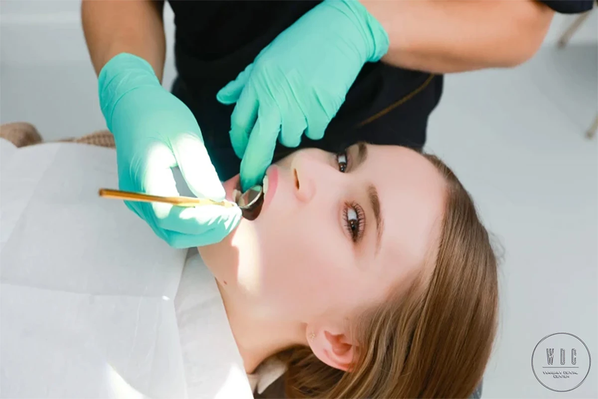 Procedura podnoszenia dna zatoki przynosowej wykonywana przez dentystę w Warsaw Dental Center.