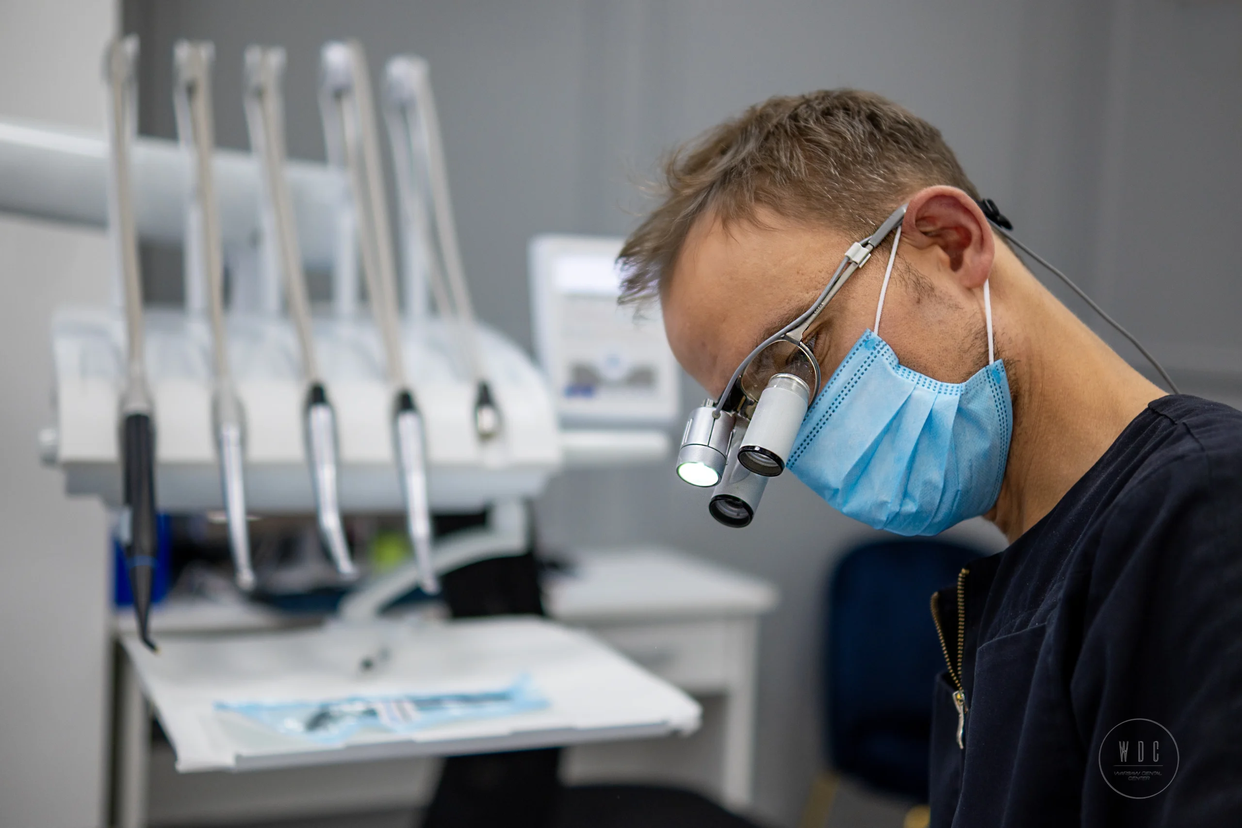 Dr. Bartosz Leończak treats a patient