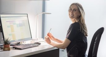 Technik dentystyczny Karolina Krause przy komputerze, nowoczesny gabinet