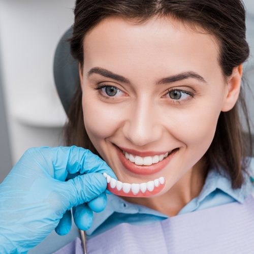 Koszt protezy zębowej. Od czego zależy?